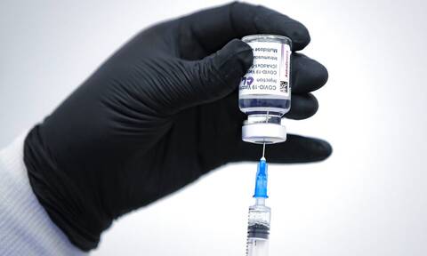 Astrazeneca: Η τρίτη δόση του εμβολίου προστατεύει από τη μετάλλαξη Όμικρον