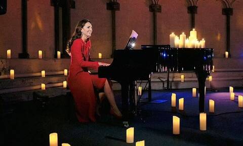 H Κέιτ Μίντλετον «λύγισε» τους Βρετανούς παίζοντας πιάνο για τα Χριστούγεννα