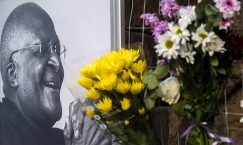 Νότια Αφρική: Δάκρυα και λουλούδια για τον Ντέσμοντ Τούτου