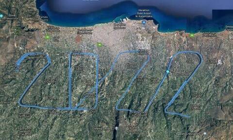 Πιλότοι «ζωγράφισαν» ένα τεράστιο 2022 πάνω από την Κρήτη (vid)