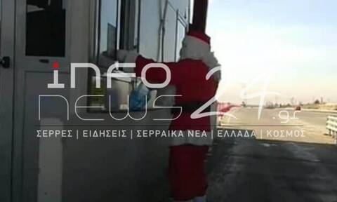 Βέροια: Οδηγός ντύθηκε Άγιος Βασίλης και έκανε δώρα σε εργαζόμενους στα διόδια