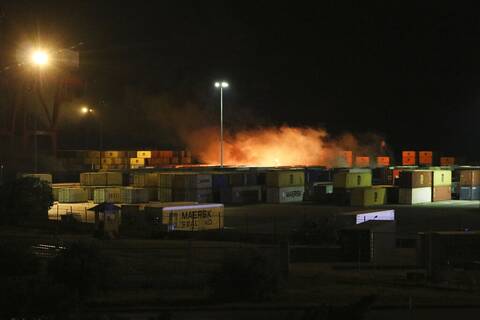 Συρία: «Ισραηλινή επίθεση» στη Λαττάκεια – Στις φλόγες εμπορευματοκιβώτια