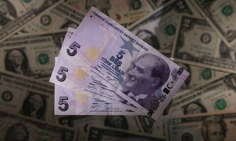 Στις 12,4 λίρες ανά δολάριο η ισοτιμία της τουρκικής λίρας - Αυξάνονται οι πιέσεις