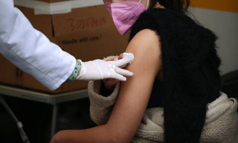 Πλεύρης: Εξετάζονται νέοι περιορισμοί στους μη εμβολιασμένους