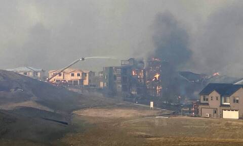 ΗΠΑ: Τεράστια πυρκαγιά στο Κολοράντο - Χιλιάδες κάτοικοι εγκαταλείπουν τα σπίτια τους (video)