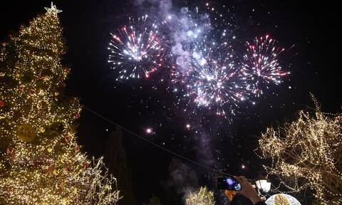 Στην Αθήνα, αλλά και σε κάθε γωνιά της χώρας, τα βεγγαλικά φώτισαν τον ελληνικό ουρανό για την έλευση του νέου έτους 