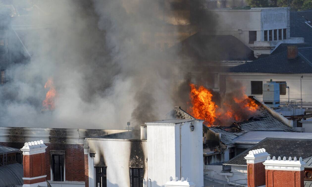 Νότια Αφρική: Πυρκαγιά ξέσπασε στο κτήριο του Κοινοβουλίου στο Κέιπ Τάουν	(photos)