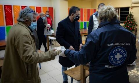 Γιατροί του Κόσμου: Δημητριάδης και Σταμάτης προσέφεραν φαγητό για το «Υπνωτήριο Αστέγων»