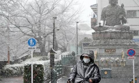 Ιαπωνία: Σπάνια σφοδρή χιονόπτωση πλήττει το Τόκιο
