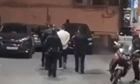 O γνωστός τράπερ προσπάθησε να διαφύγει με σκούτερ για να αποφύγει τη σύλληψη - Δείτε εικόνες