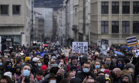 Στα... κάγκελα για τα υγειονομικά μέτρα στο Βέλγιο - Νέα οργισμένη διαδήλωση
