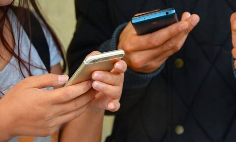 mobilefees.gov.gr: Ξεκίνησαν οι αιτήσεις για την απαλλαγή των νέων 15-29 ετών από τα τέλη κινητής
