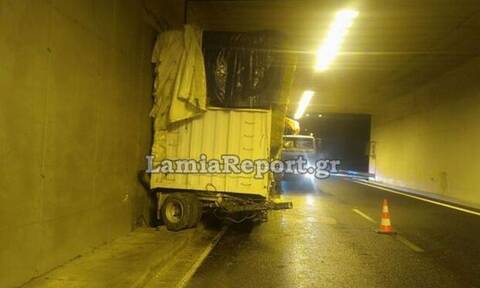 Συναγερμός στη Φθιώτιδα: Έσπασε τρέιλερ μέσα σε τούνελ (pics)