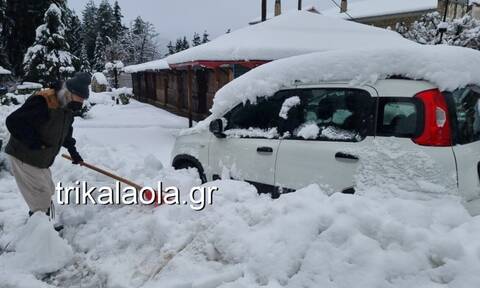 Κακοκαιρία «Διομήδης»: «Θάφτηκαν» στο χιόνι αυτοκίνητα στα Τρίκαλα (pics)