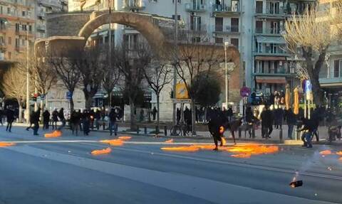 Επεισόδια Θεσσαλονίκη: Εικόνες σοκ - Διαδηλωτής τυλίχτηκε στις φλόγες