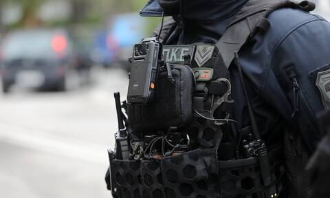 Ηλιούπολη: Επίθεση 50 ατόμων σε αστυνομικό – Του πήραν τον ασύρματο και… τον επέστρεψαν