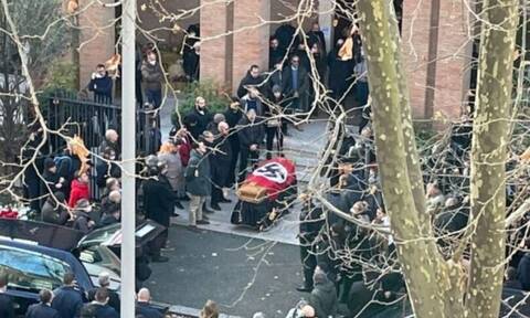 Χαμός σε κηδεία: Έβαλαν σημαία με σβάστικα στο φέρετρο (pics)