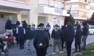 Εύοσμος Θεσσαλονίκης: Σοκαριστικό βίντεο - 15 νεαροί ξυλοκοπούν δύο άτομα έξω από το ΕΠΑΛ