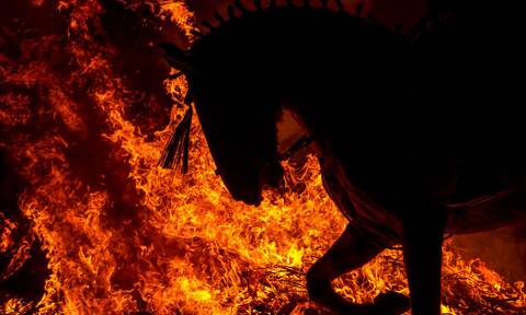 Ισπανία: Καβαλάρηδες πηδούν με τα άλογά τους μέσα στις φλόγες - Εικόνες που κόβουν την ανάσα