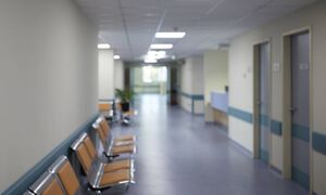 Κορονοϊός: Συνοδός ασθενούς έριξε κουτουλιά σε διοικητή νοσοκομείου