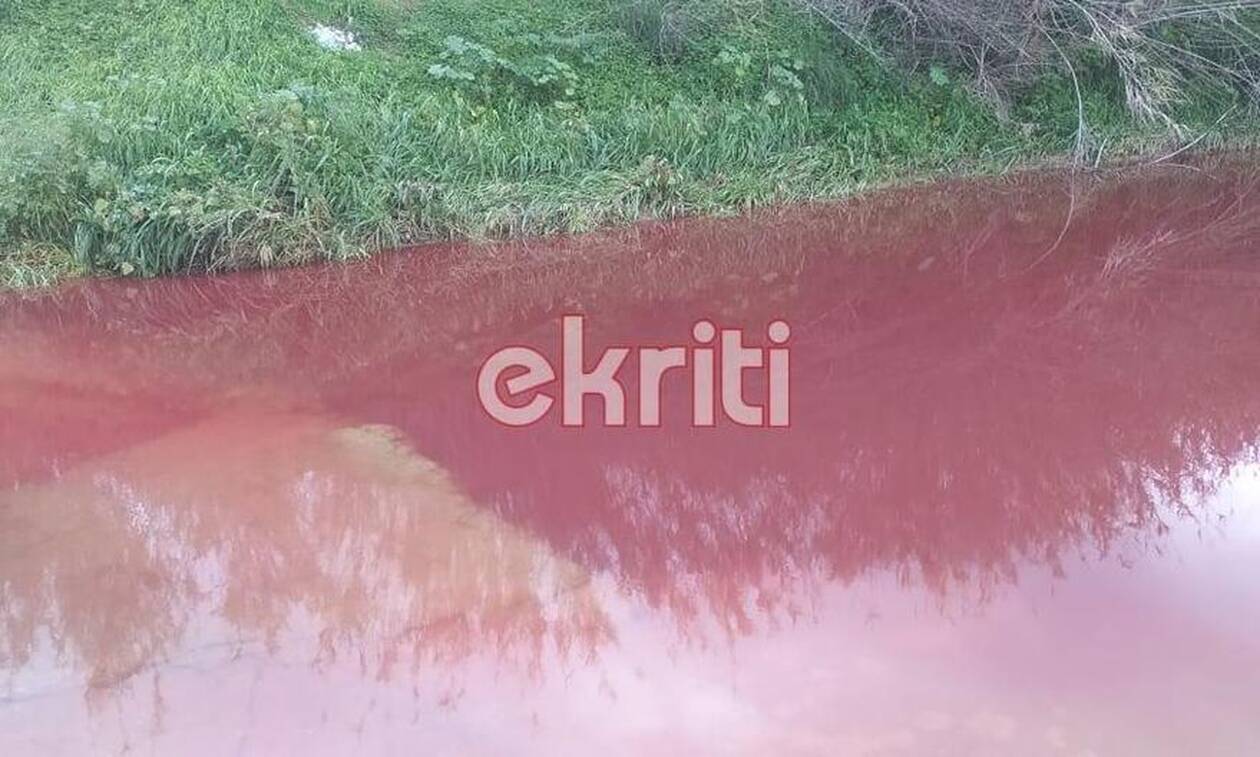 Απόκοσμο θέαμα στην Κρήτη: Ποτάμι «βάφτηκε» κόκκινο (pics)