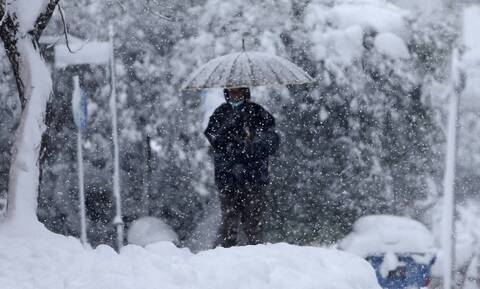 Κακοκαιρία Ελπίδα: Έπεσαν τα πρώτα χιόνια – Ποιες περιοχές θα ντυθούν στα λευκά τις επόμενες ώρες