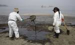 Οικολογική καταστροφή στο Περού: Αγώνας για τον καθαρισμό των ακτών από το πετρέλαιο