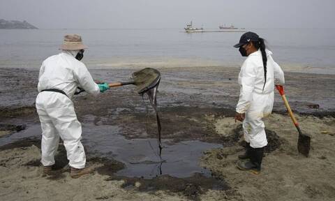 Οικολογική καταστροφή στο Περού: Αγώνας για τον καθαρισμό των ακτών από το πετρέλαιο