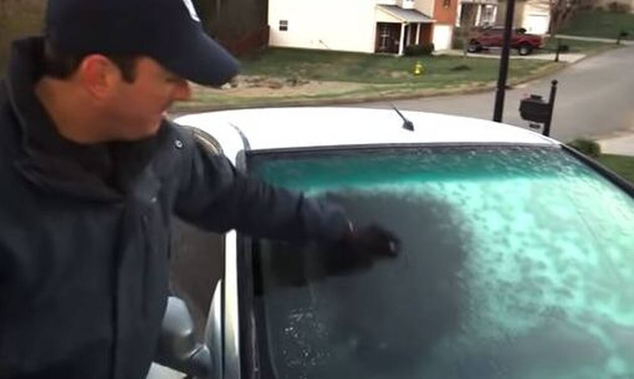 Κακοκαιρία «Ελπίδα»: Πώς να καθαρίσετε το παρμπρίζ του αυτοκινήτου από τον πάγο