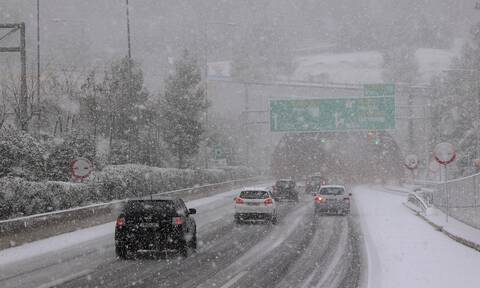 Καιρός: Έκλεισε η Αθηνών - Λαμίας για τα βαρέα οχήματα εξαιτίας του χιονιά
