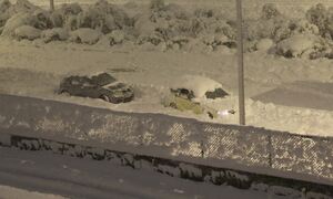 Αττική Οδός: Θάφτηκαν στο χιόνι τα Ι.Χ. - Επέμβαση του στρατού για τους εγκλωβισμένους οδηγούς