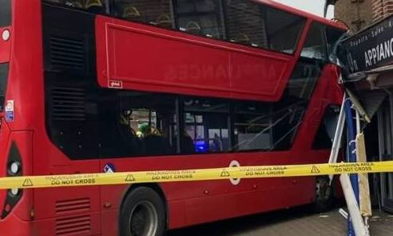 Βρετανία: Λεωφορείο προσέκρουσε σε κατάστημα στο βόρειο Λονδίνο - Πληροφορίες για τραυματίες