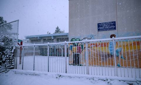 Χιονισμένο προαύλιο σχολείου