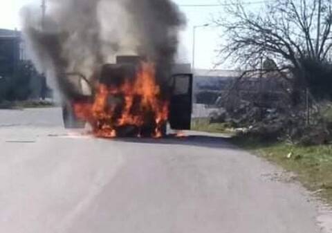 Λάρισα: Φορτηγάκι πήρε φωτιά εν κινήσει – Δραματικές στιγμές για τον οδηγό