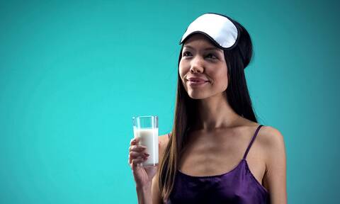 Γιατί πρέπει να πίνετε ένα ποτήρι γάλα πριν τον ύπνο (video)