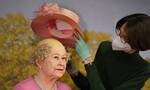 Βασίλισσα Ελισάβετ: Σάλος με το… καραφλό ομοίωμά της στη Γερμανία