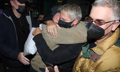 Survivor: Ο Θανάσης Μπέλλος επέστρεψε Ελλάδα! Οι συγκινητικές στιγμές με τον γιο του στο αεροδρόμιο!