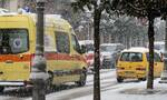 Κακοκαιρία «Ελπίδα»: Με τα φορεία μέσα στα χιόνια οι διασώστες του ΕΚΑΒ