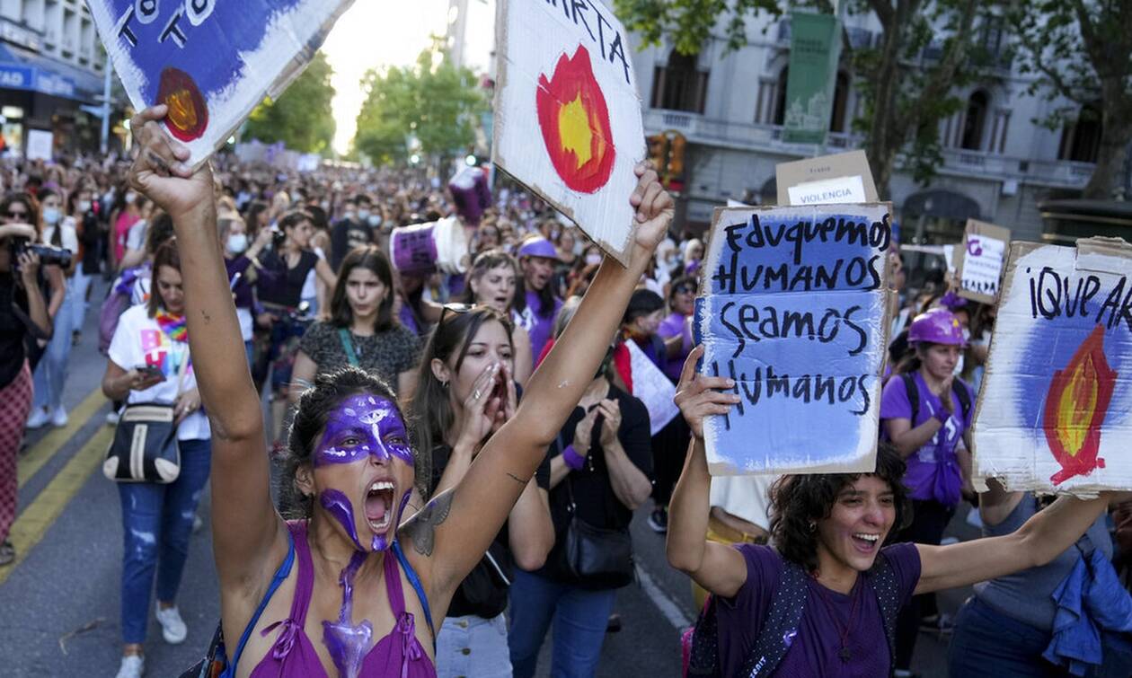 Ουρουγουάη: Χιλιάδες γυναίκες διαδήλωσαν κατά της «κουλτούρας βιασμού»