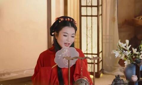 Viral το βίντεο με την Κινέζα που τραγουδάει Παπαρίζου σε άπταιστα Ελληνικά