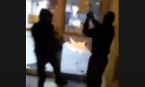 Ρουβίκωνας: Βίντεο από την καταδρομική επίθεση με βαριοπούλες στα γραφεία της Αττικής Οδού