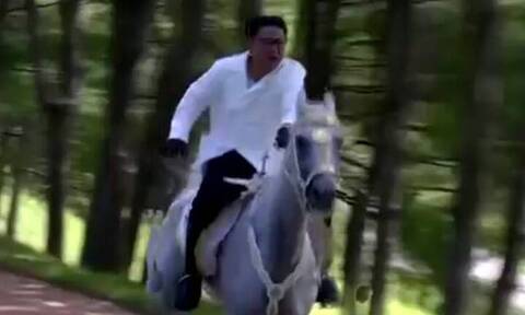 Κιμ Γιονγκ Ουν: Ξέγνοιαστος καβαλάρης πάνω σε λευκό άλογο