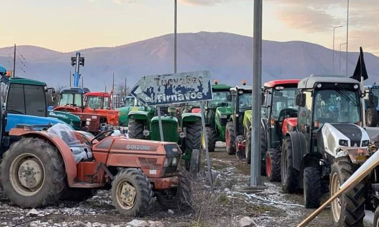 Μπλόκο αγροτών από τον Τύρναβο στην εθνική οδό Λάρισας - Κοζάνης