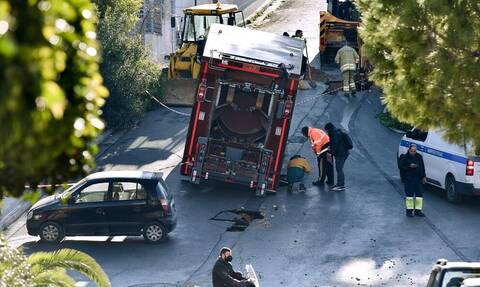Άλιμος: Άνοιξε ο δρόμος και «κατάπιε» απορριμματοφόρο - Τι λέει ο δήμαρχος στο Newsbomb.gr