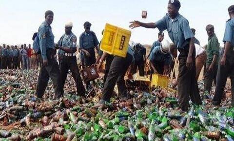 Νιγηρία: Η αστυνομία κατέστρεψε σχεδόν 4 εκατoμμύρια φιάλες μπύρας στο βόρειο τμήμα της χώρας