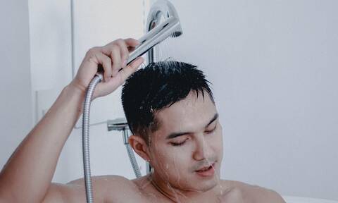 Μπάνιο: Πώς θα λούζεσαι σωστά χωρίς να καταστρέψεις τα μαλλιά σου
