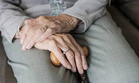 Η μοναξιά των ηλικιωμένων αυξάνει τον κίνδυνο άνοιας ιδίως εν μέσω πανδημίας
