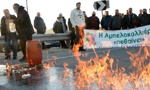 Δυναμώνουν τα μπλόκα οι αγρότες και δηλώνουν στο Newsbomb.gr: Να ικανοποιηθούμε ή κλείνουν οι δρόμοι