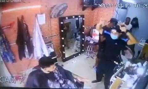 Τρομακτική στιγμή: Λήστεψαν ποδοσφαιριστή μέσα σε κουρείο – Τον απείλησαν με όπλο (video)
