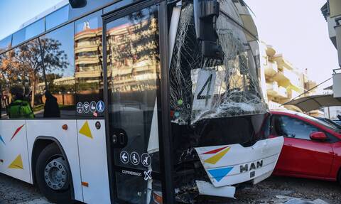 Θεσσαλονίκη: Σύγκρουση λεωφορείου του ΟΑΣΘ με αυτοκίνητο - Μια γυναίκα τραυματίας